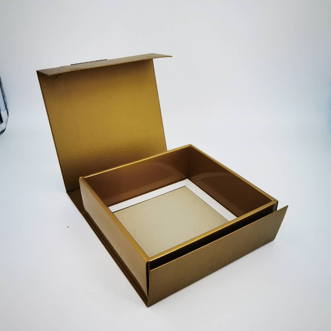 Gold rigid magnetic-close gift box